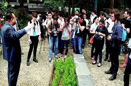 境内外主流媒体记者在惠州参观中医药