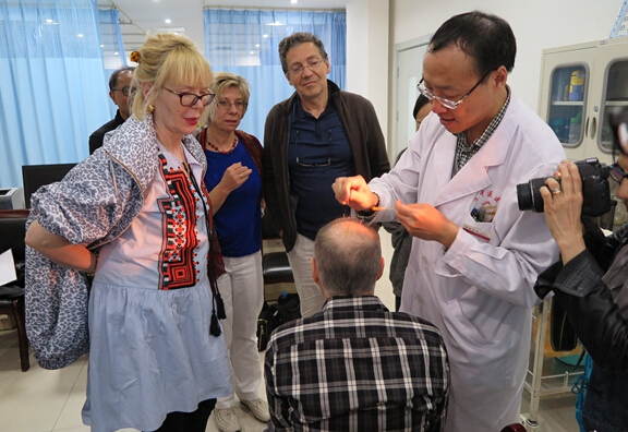 加拿大的麻醉、妇产、牙科、全科医生代表团在西安中医医院参观交流