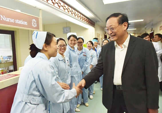 王国强调研江西省中医院，向正在值班的护理人员致以节日的问候
