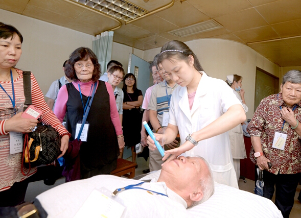 国家中医药管理局国际合作高级顾问范佐浩体验热敏灸治疗