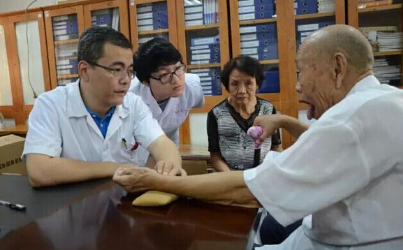 中医邓景元和他的康复志愿团