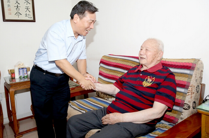 国家中医药管理局副局长闫树江看望98岁的老红军