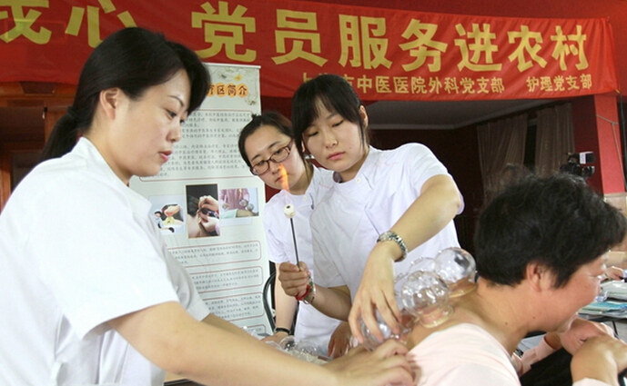 上海市中医医院组织开展“百姓健康系我心，党员服务进农村”义诊