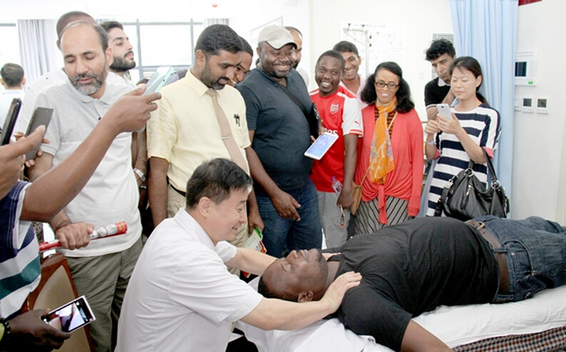 40余位海外中医药从业者在陕西省西安市中医医院参观访问