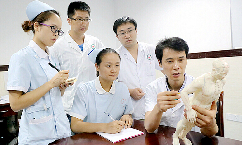 重庆市江津区中医院组织中医师对医务人员进行“人体经络学”知识培训
