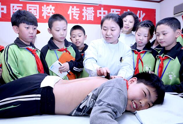河北省沧州中西医结合医院与凤凰城小学组织策划中医药文化主题教育活动