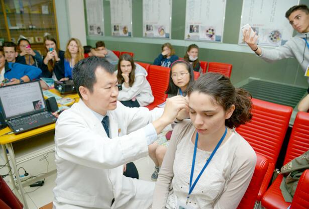 法国圣马克中学和圣约瑟中学的28名师生到访广东省佛山市中医院参观