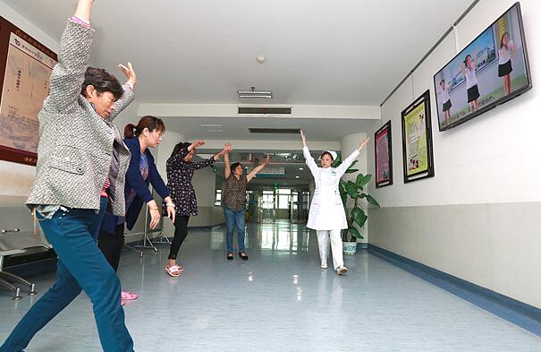 湖北省襄阳市中医医院护理人员带领患者观看健康宣教视频