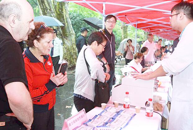上海市中医医院在静安公园举办膏方义诊咨询活动