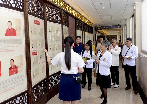 泰国洛坤中医协会代表团一行6人到陕西中医药大学附属医院参观交流