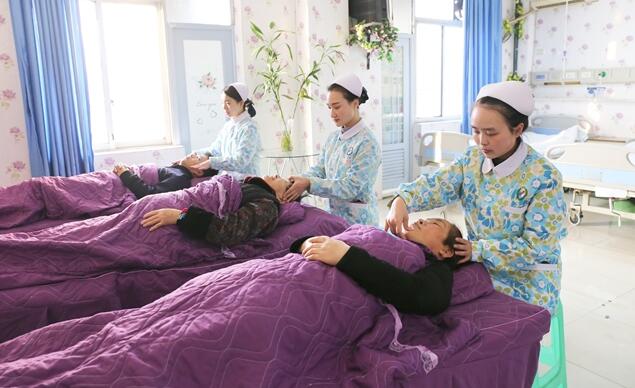 重庆江津区中医院医护人员用推拿按摩治疗失眠患者