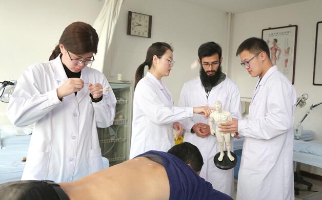 华北理工大学的巴基斯坦留学生利用放假时间到河北省沧州中西医结合医院学习中医