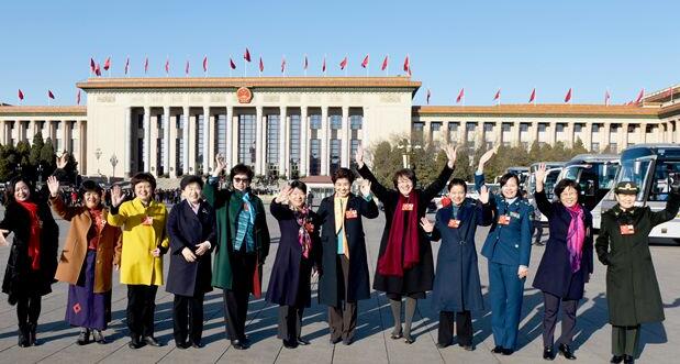 出席全国政协会议的医卫界部分女委员，在人民大会堂前向全国女同胞致以节日的问候