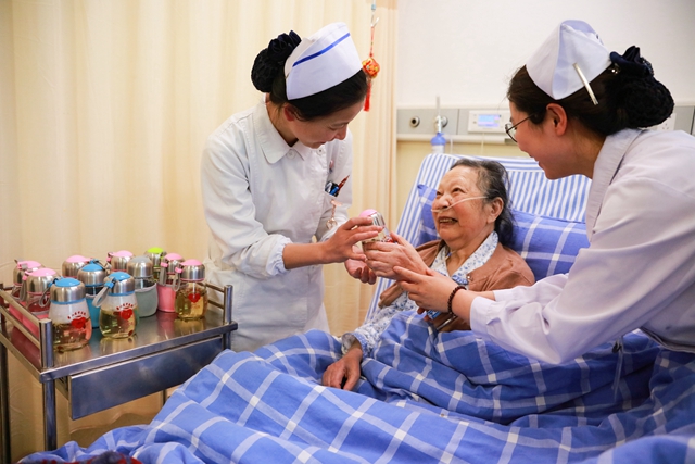 浙江杭州市萧山区中医院为住院的患者们送上春季养生茶