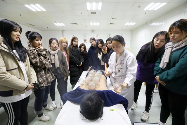 韩国乙支大学的15名大学生来到山东省潍坊市中医院学习