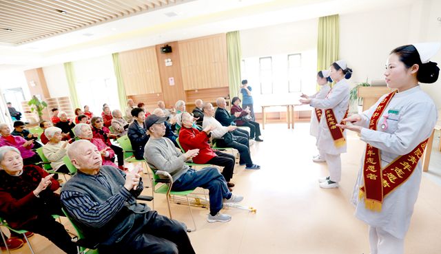 襄阳市中医医院志愿者到养老院，教老人学练手指操