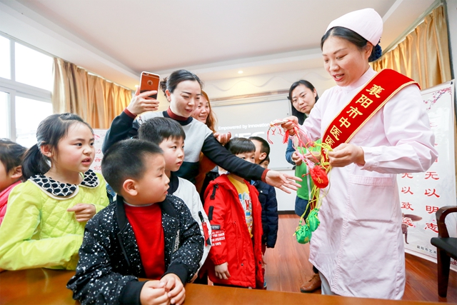 湖北省襄阳市中医医院向幼儿园的孩子们赠送中药防流感香囊