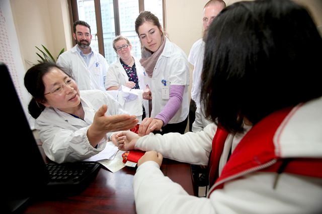 浙江省中医院迎来新一批30名学习中医的美国学生