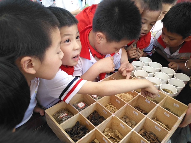 江西中医药大学在江西省广昌县实验小学挂牌成立中医药文化宣传教育基地