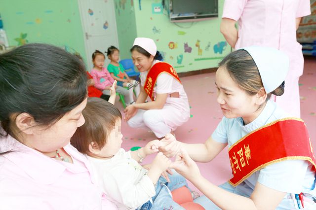 襄阳市中医医院志愿者与儿科专家到特殊教育学校开展志愿服务活动