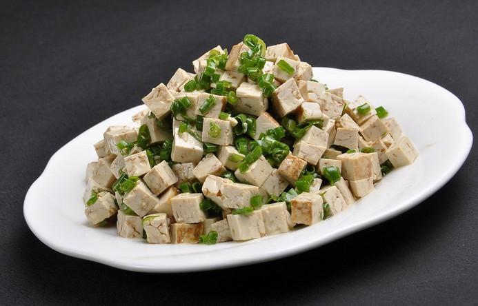 夏季凉菜菜谱3:小葱拌豆腐