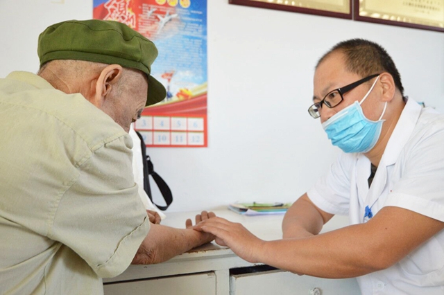 内蒙古自治区中医医院义诊团队到呼和浩特市光荣院为该院老人义诊