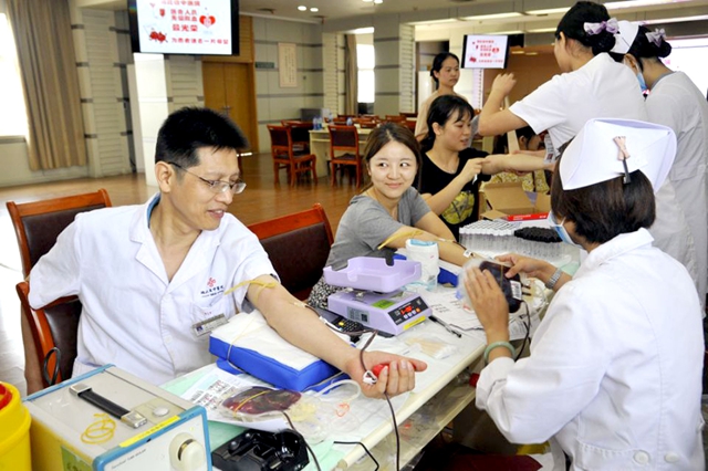 湖北省中医院组织近200名医护人员进行无偿献血