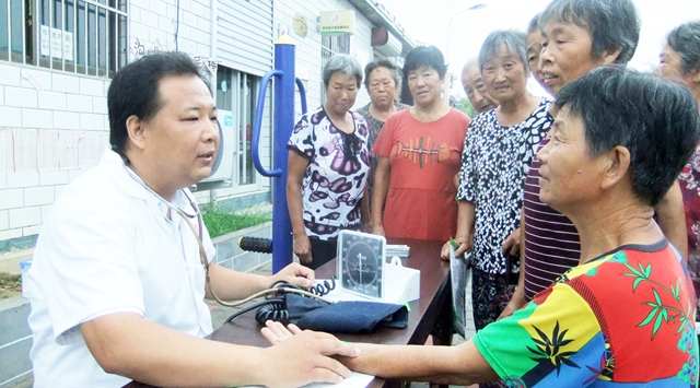 河北省行唐县翟营乡卫生院组织医务人员前往当地沟北村开展中医义诊宣传活动