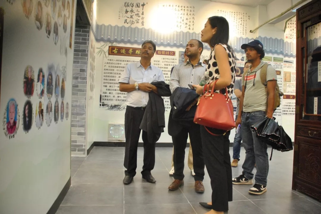 狄派克·班贾德领事一行参观中医药文化博览中心