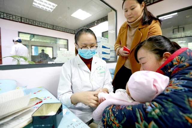 发热患儿在湖北省襄阳市中医医院儿科门诊接受“三字经推拿”疗法治疗