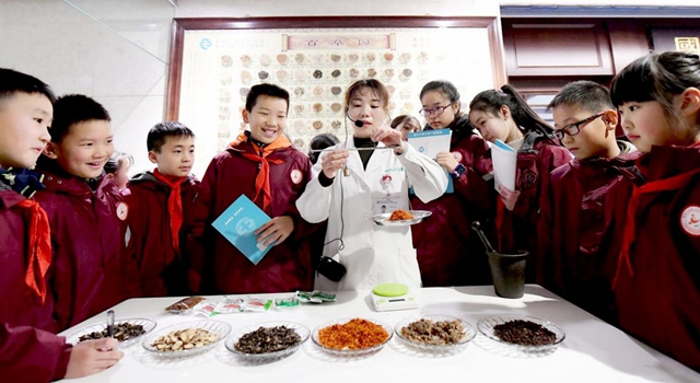 重庆市璧山区人民医院邀请大学城人民小学学生参加“我是小华佗”寒假中医体验营活动