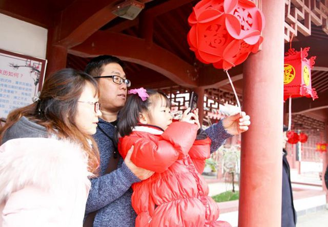 2月5~19日，湖北省卫生计生宣教中心将中医健康知识宣传融入武汉东湖梅花节中
