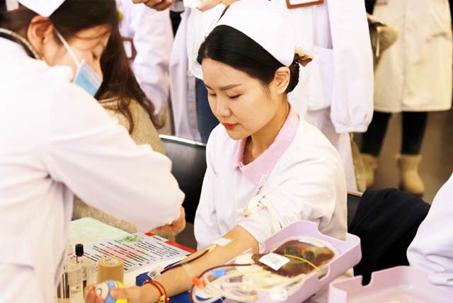 武汉市第一医院（武汉市中西医结合医院）组织医务人员开展爱心献血活动