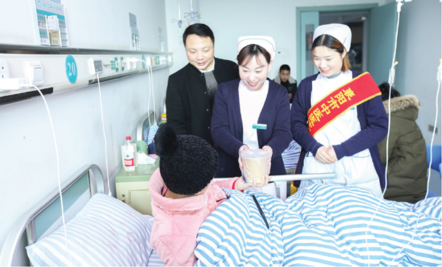 2月19日是元宵佳节，湖北省襄阳市中医医院青年志愿者将一碗碗热腾腾的汤圆送至病区，为在临床一线工作的医护人员和住院患者送上节日的祝福与关怀。