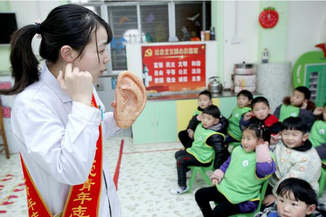 湖北省襄阳市中医医院青年志愿者走进幼儿园开展“安全用耳”主题宣教活动