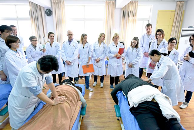 中医“洋学生”在湖北省中医院光谷院区推拿科进行实习