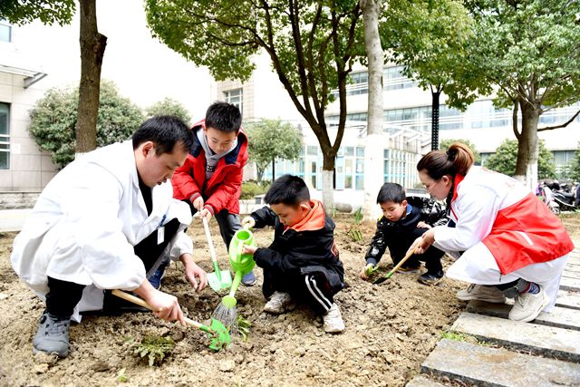 江苏宜兴市中医医院举办中草药种植亲子活动