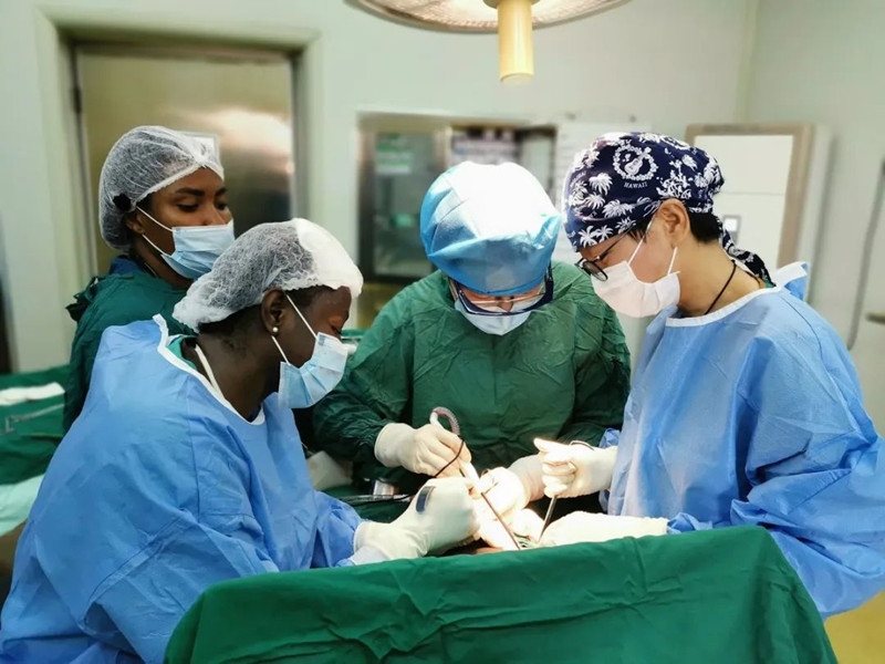央视新闻|中加建交60周年中国医疗队助加纳抗疫增进两国友谊